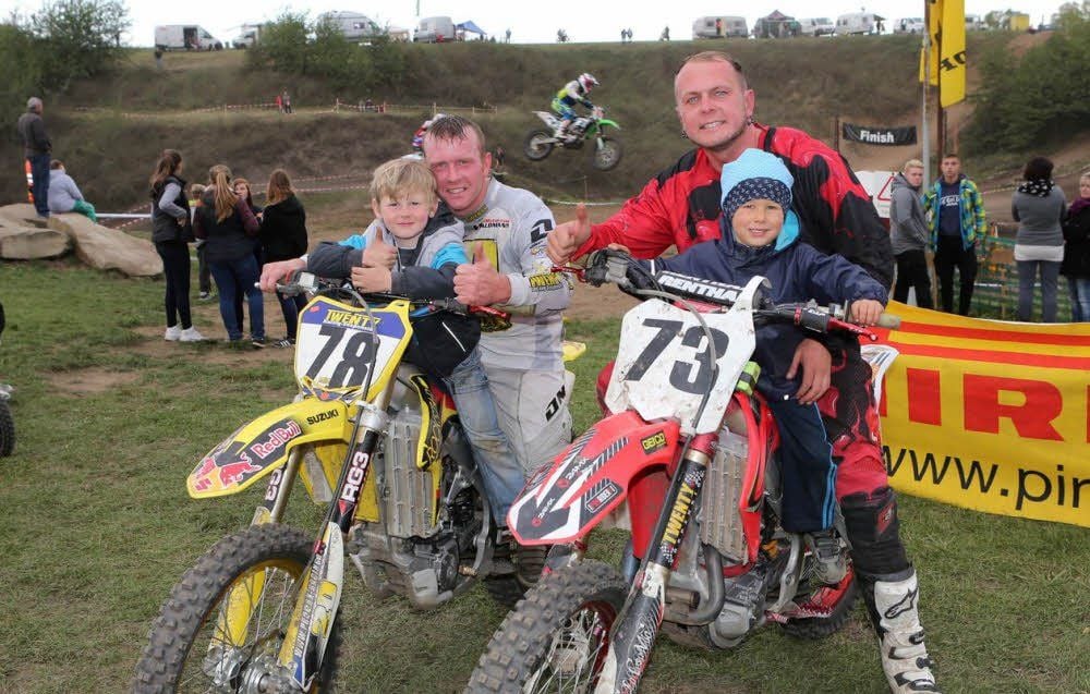 Der Zeitzer Motocrossfahrer Sven Werner (l.) mit seinem Sohn Lennard vor dem Start des Ü 35-Rennens. Rechts neben ihm Jürgen Uhlrich mit seinem Sohn Joshua.