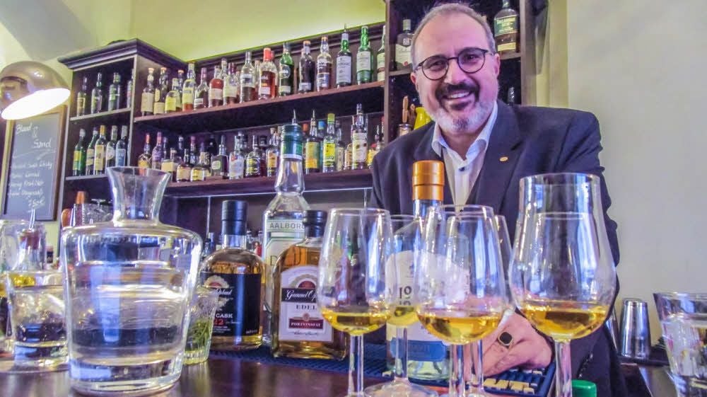 Jürgen Deibel verkostet zusammen mit 16 Gastronomen neun verschiedene Aquavite in Charles Bar.