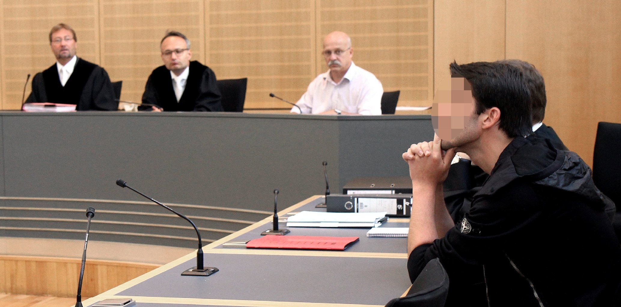 Der Angeklagte Stanley H. (26, r) sitzt Landgericht in Magdeburg. Dem Angeklagten wird vorgeworfen, seine Ex-Freundin in Halberstadt erwürgt zu haben.