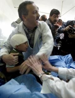 Ein Arzt versorgt ein verletztes Kind in Bagdad (Foto: dpa)