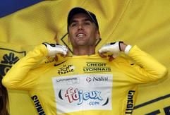 Der Australier Bradley McGee streift sich nach dem Sige im Prolog das Gelbe Trikot des Spitzenreiters über. (Foto: dpa)