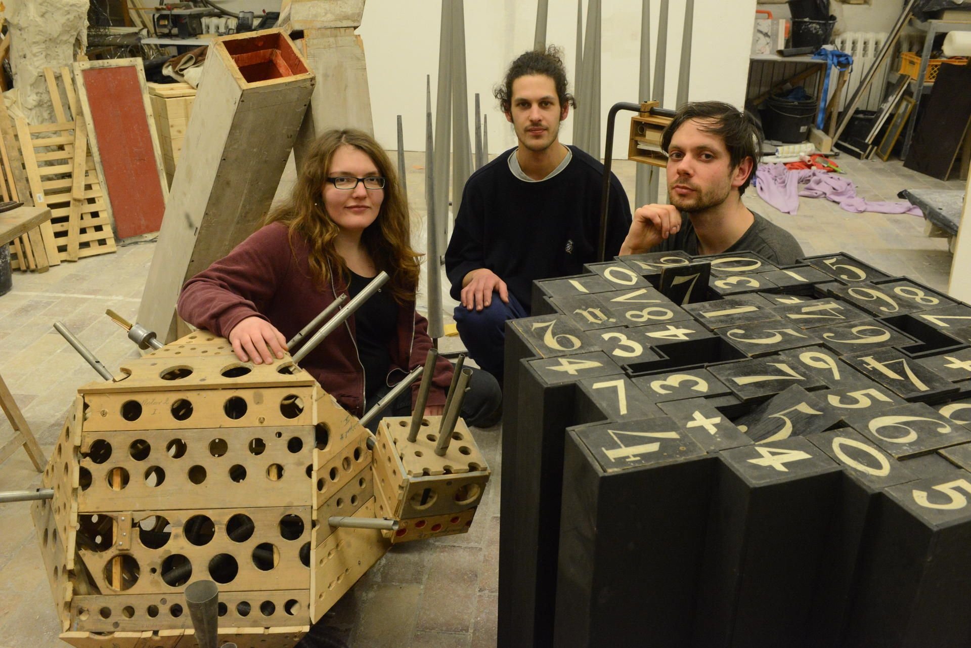 Die Studenten Lena Schirrmeister, Johann Heyn und Alexander Rex (von links) haben alte Orgelteile zu neuen Objekten zusammengesetzt.