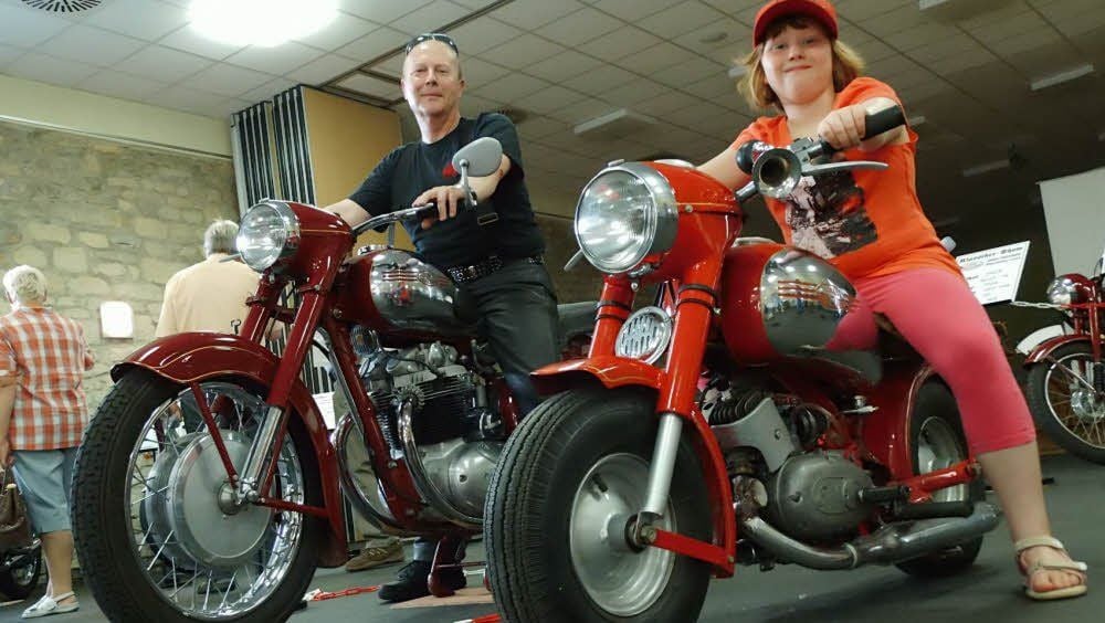 Rainer Brandt mit Enkeltochter Jennifer Brandt (7) auf einer Jawa, Marke Eigenbau. Jennifer ist das jüngste Mitglied der Jawa-Freunde Röblingen.