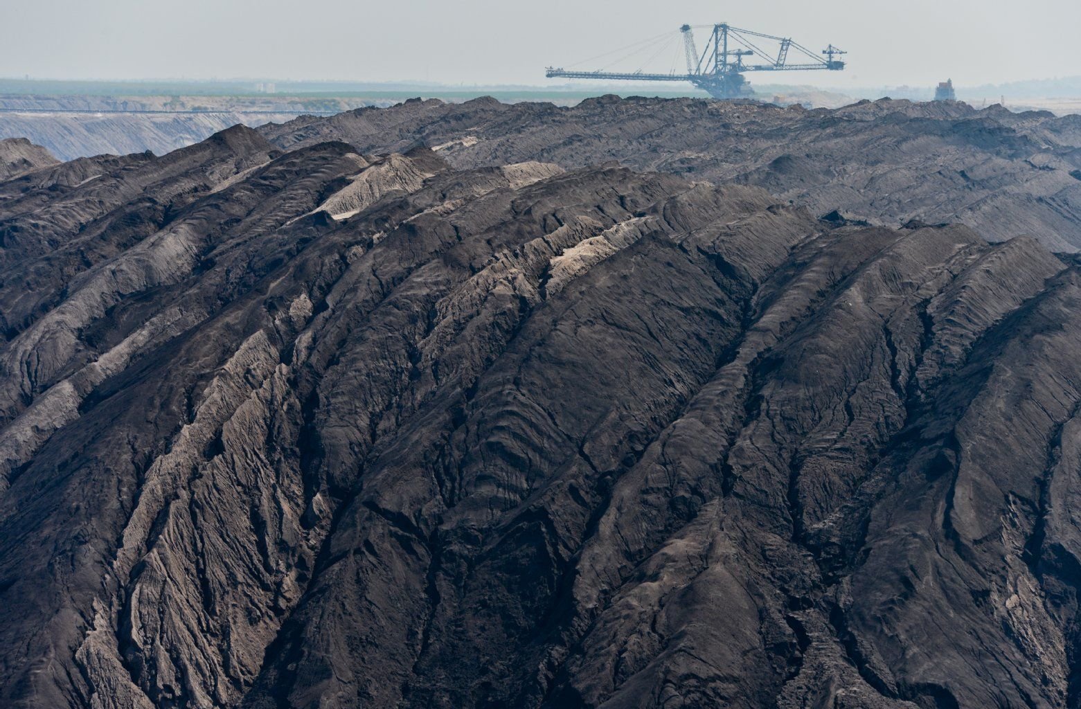 Blick auf Abraumhalden im Braunkohletagebau Welzow. Die geplante Umsiedlung von rund 20 Häusern auf einer alten Tagebaukippe in Südbrandenburg kommt bald einen wichtigen Schritt voran.