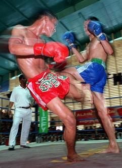 Lokalmatador Lok Vibol (l) kämpft in der kambodschanischen Hauptstadt Phnom Penh gegen seinen japanischen Kontrahenten Masakatsu Nomura (Archivfoto vom am 09.01.2000). Kickboxen als Breitensport findet in Deutschland immer größeren Zuwachs mit Trainingsstunden, die «Box-Workout», «Kick'n Punch» und «Manager-Boxen» heißen. (Foto: dpa)