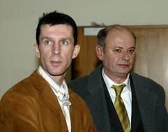 Autobahnraser Rolf F. (l) und sein Anwalt Ulrich Schweizer. (Foto: dpa)