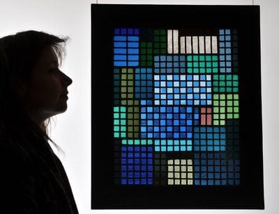 Im Neuen Museum in Weimar betrachtet eine junge Frau in der Ausstellung «Das Bauhaus kommt aus Weimar» das Glasbild «Park» (um 1924) von Josef Albers. (FOTO: DPA)