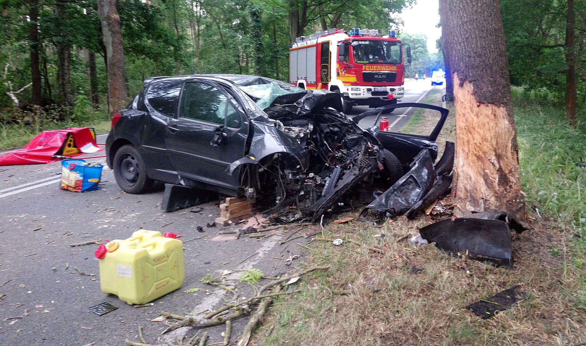 Ein 50 Jahre alter Autofahrer ist bei einem Unfall auf einer Bundesstraße in Nordbrandenburg gestorben.