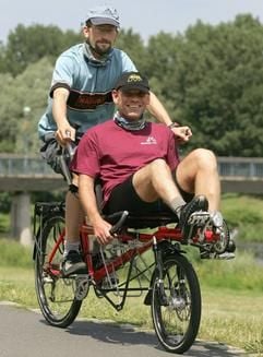 Der Student Sebastian Burger (hinten) trainiert zusammen mit seinem blinden Copiloten Dirk Graf in Bremen auf dem Hase-Spezialtandem-Fahrrad für die Fahrradtour nach Singapur, die dann am 09.05.2005 in Bremen startete (Archivfoto vom 07.07.2005). (Foto: dpa)
