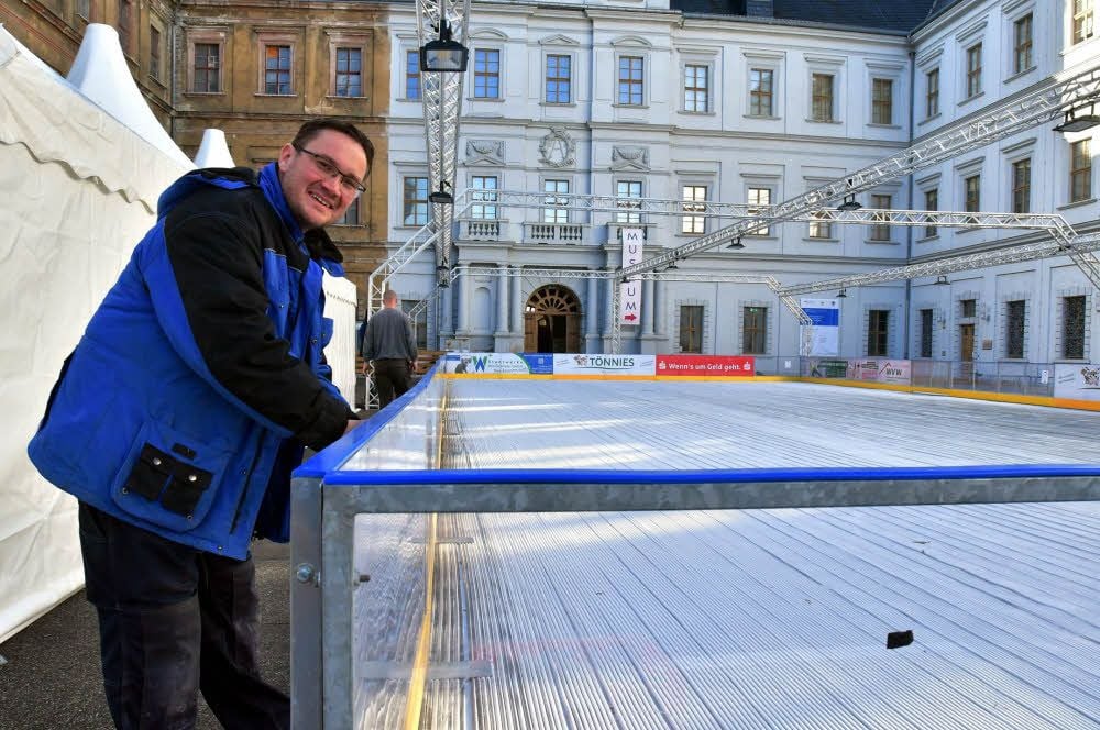 Eisbahn im Innenhof des Schlosses Neu Augustusburg