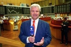 Frank Lehmann, Chef der Wirtschaftsredaktion beim Hessischen Rundfunk (HR), steht an seinem Arbeitsplatz in der Frankfurter Wertpapierbörse. (Foto: dpa)