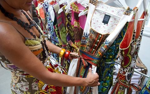 Designerin Rahmee Wetterich zeigt in ihrem Atelier in München ein bayerisch-afrikanisches Dirndl. (FOTO: DAPD)