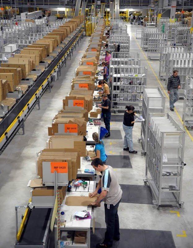 Auch bei Amazon in Leipzig wird im Takt gepackt.