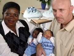 Lachend halten Florence Addo-Gerth und ihr Mann Stephan Gerth im Oskar-Ziethen-Krankenhaus in Berlin-Lichtenberg ihre Zwillinge Ryan und Leo (l.) im Arm. (Foto: dpa)