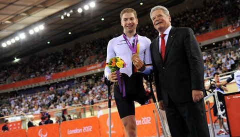 Tobias Graf (l) gemeinsam mit Bundespräsident Joachim Gauck nach seinem Bronzesieg in London. (FOTO: DPA)
