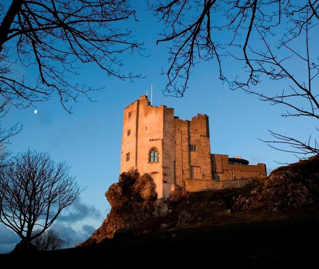 Dieses ehemalige normannische Schloss aus dem 13. Jahrhundert in Wales kann man mieten.