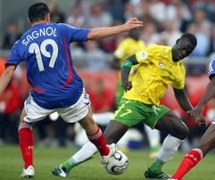 Der Franzose Willy Sagnol (l.) erobert den Ball von Togos Moustapha Salifou. (Foto: dpa)