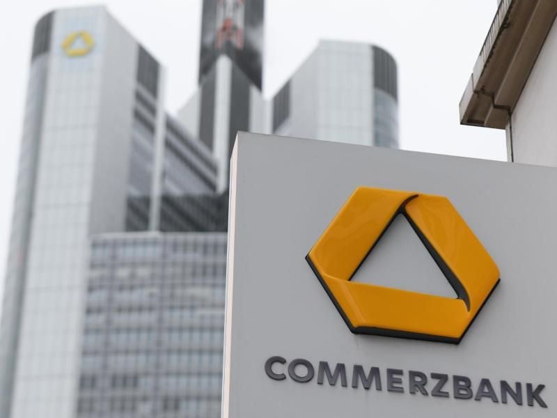 Das Schild einer Commerzbank-Filiale ist an einer Hausfassade nahe der Zentrale der Commerzbank angebracht. Foto: Arne Dedert/dpa/Archiv