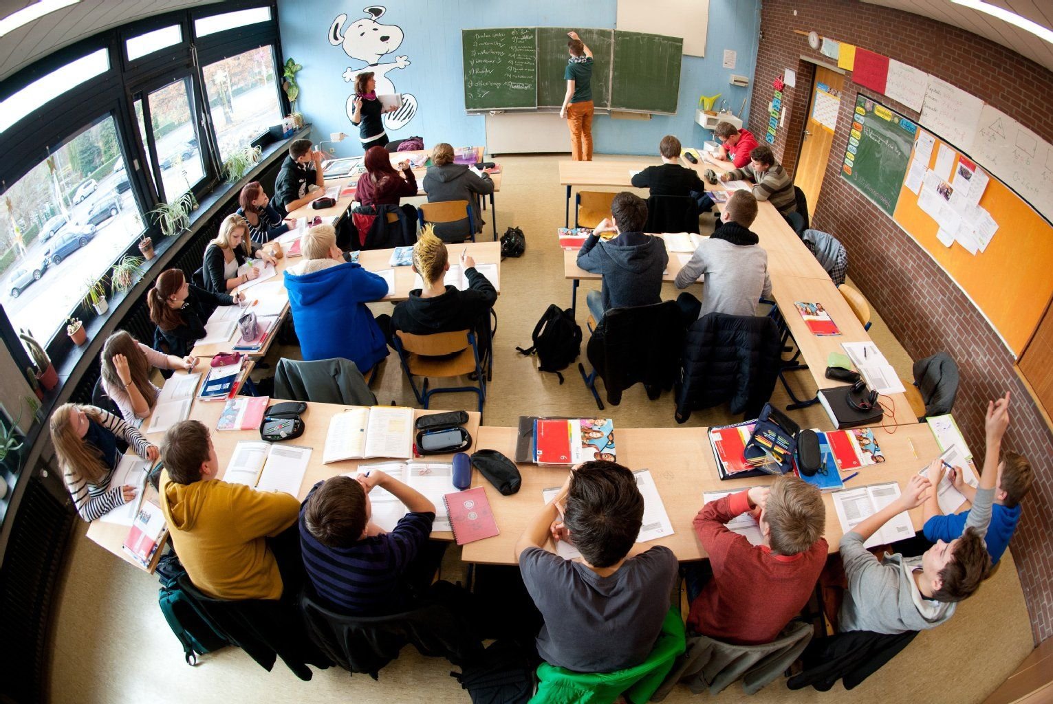 Schüler sitzen während des Unterrichts in einem Klassenraum.