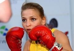 Regina Halmich bei einem öffentlichen Training im April 2003 in Schwerin. (Foto: dpa)