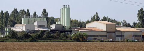 Das Gelände der Firma S.D.R. Biotec in Pohritzsch bei Delitzsch. Die Staatsanwaltschaft Leipzig hat Anklage gegen drei führende Köpfe der Abfallverwertungsfirma Biotec erhoben. (FOTO: DPA)