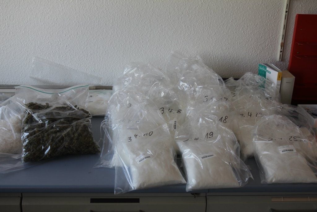 Zwei Kilogramm grobkristallines Methamphetamin („Crystal“) hat die Polizei in drei Autos von Drogenkurieren gefunden, die auf der A 14 gestoppt worden sind.