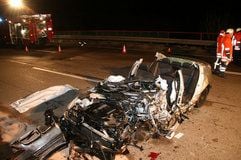 Das Wrack eines BMW steht auf der Autobahn A7 in Richtung Nord bei Seesen am Harz auf der Überholfahrspur. Beim Zusammenstoß eines Geisterfahrers mit einem entgegenkommenden Auto sind am Samstagabend auf der Autobahn 7 Göttingen-Hannover zwei Menschen ums Leben gekommen. (Foto: dpa)