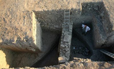 Eine in der legendären antiken Stadt Troja (heutige Türkei) von Tübinger Archäologen freigelegte Torwange des Troia VI-Verteidigungsgrabens (FOTO: DPA)