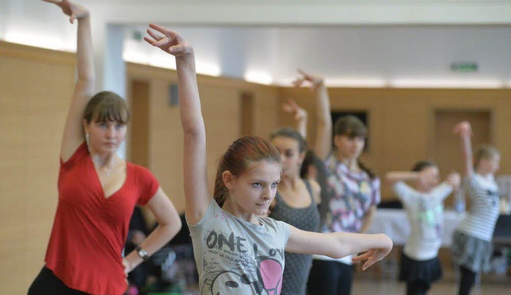 Volle Konzentration: Luise Heine (vorn), neben ihr Esther Pludra, Alessa Ritter, Caroline Schaub, Celina Berger und Josie Richter (von links)