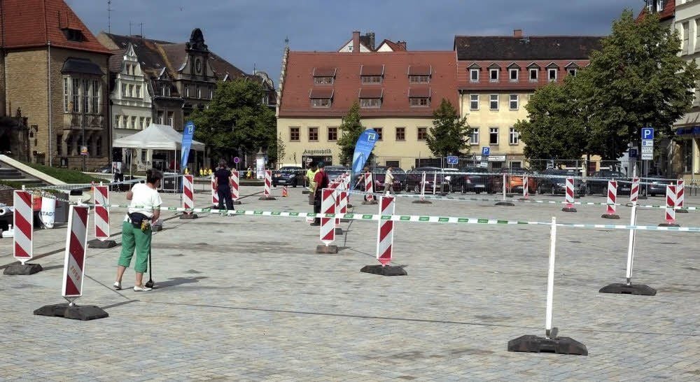 Der Aufbau der Wettkampfstrecke auf dem Zeitzer Altmarkt läuft.