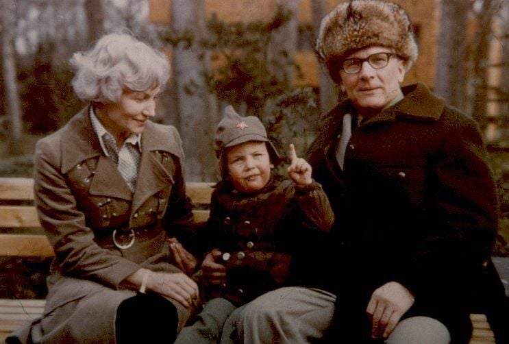 Ein Kinderbild von Roberto Yañez mit seinen Großeltern Margot und Erich Honecker.