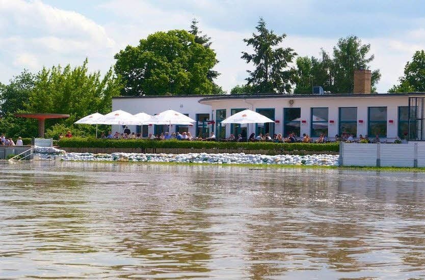 Trügerische Idylle am Kornhaus: Die Elbe hat hier schon eine Rekordhöhe - zu beobachten bei Kaffee und Kuchen.