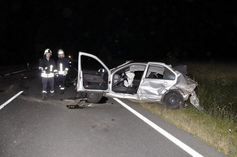Der VW Bora überschlug sich mehrmals und kam schließlich auf der Straße zum Stehen. (Foto: Michael Döring)