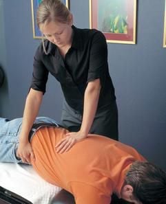 Voraussetzung für die Arbeit ist buchstäblich Fingerspitzengefühl - allein mit den Händen versuchen Osteopathen beim Patienten Blockaden zu lösen, die dessen Selbstheilungskräfte beeinträchtigen. (Foto: dpa)