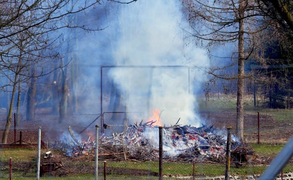 Ein Gartenfeuer lodert in Wildschütz.