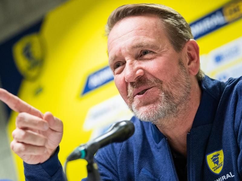 Trainer Martin Schwalb präsentiert sich als Macher und hat das Ziel mit den Löwen alle Spiele zu gewinnen. Foto: Tom Weller/dpa