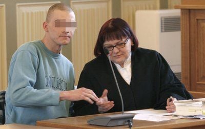Der Angeklagte Christian B. (links) berät sich vor Prozessbeginn im Landgericht in Stendal mit seiner Anwältin Heidrun Ahlfeld. (FOTO: DPA)