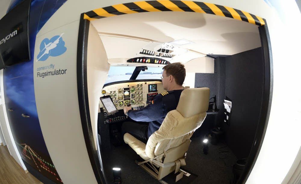 Enrico K. n in seinem Flugsimulator. Dieser steht in einer Lieskauer Wohnung.