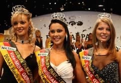 Isabelle Knispel (18, M.) freut sich über ihre Wahl zur Miss Germany 2006. Vize-Königin wurde die Studentin Jennifer Schäfer (21, l.) aus Dreikirchen in Rheinland-Pfalz, Drittplatzierte die Schülerin Wlada Schüler (17, r.) aus dem brandenburgischen Teltow. (Foto: dpa)