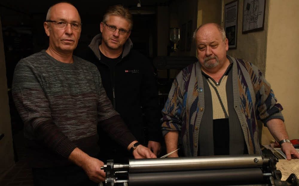 Vereinschef Steffen Geilert (links) sowie Olaf Kästner und Klaus Fahrenholz in der alten Druckerei.