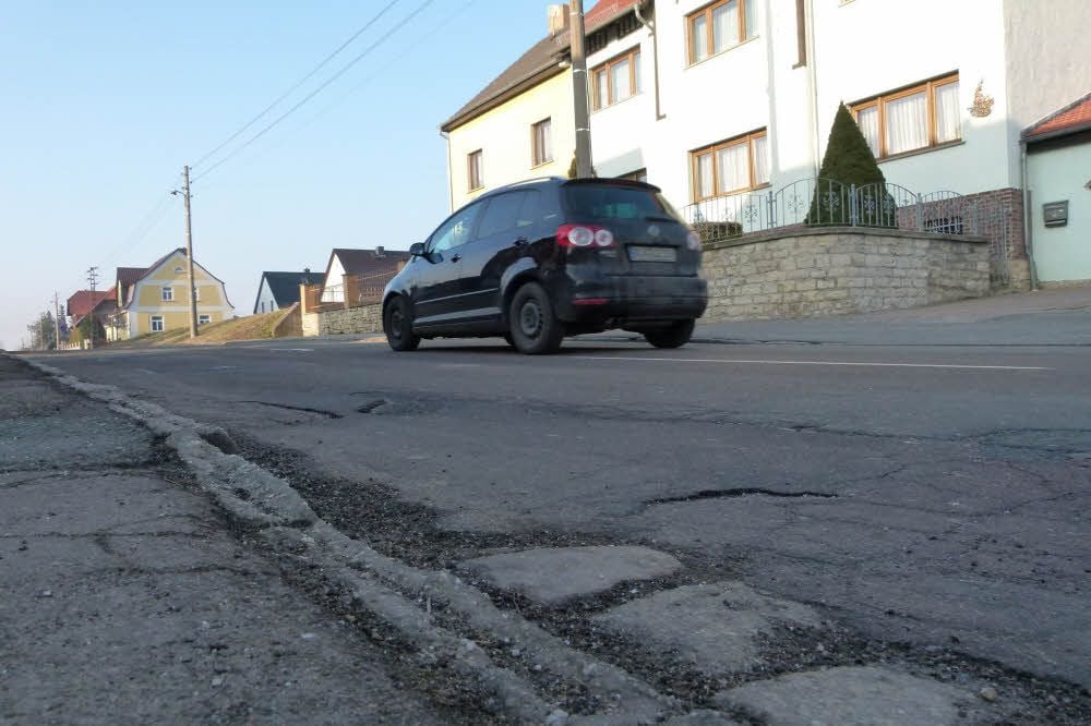 Unterm Asphalt liegt das alte Pflaster. Die Nebraer Straße in Laucha ist in schlechtem Zustand. Anwohner leiden unter dem Verkehrslärm.