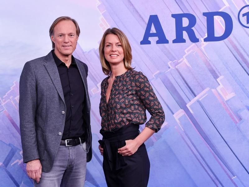 Das ARD-Duo Gerhard Delling (l) und Jessy Wellmer auf einer Pressekonferenz in Berlin von ARD und ZDF, Foto: Jens Kalaene