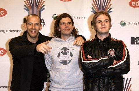 Die Band Sportfreunde Stiller mit Florian Weber (v.l.), Rüdiger Linhof und Peter Brugger positionieren sich im November 2007 vor der Verleihung der MTV Europe Music Awards für die Fotografen. (FOTO: DPA)