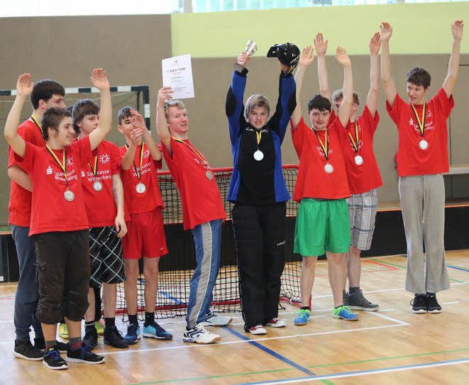 Die Schüler jubeln über die Silbermedaille.