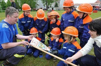 Anett Deutschmann (r.) vom ortsansässigen „Bastelklub“ hat für die Mittelhäuser Kinderfeuerwehr einen Wimpel gestickt.