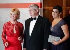 Die Vorsitzende der Bertelsmann-Verwaltungsgesellschaft, Liz Mohn, begrüßt vor Beginn des traditionellen Rosenballs am Samstagabend (27.05.2006) in Berlin den ehemaligen Bundesaußenminister Joschka Fischer (Grüne) und dessen Frau Minu. (Foto: dpa)