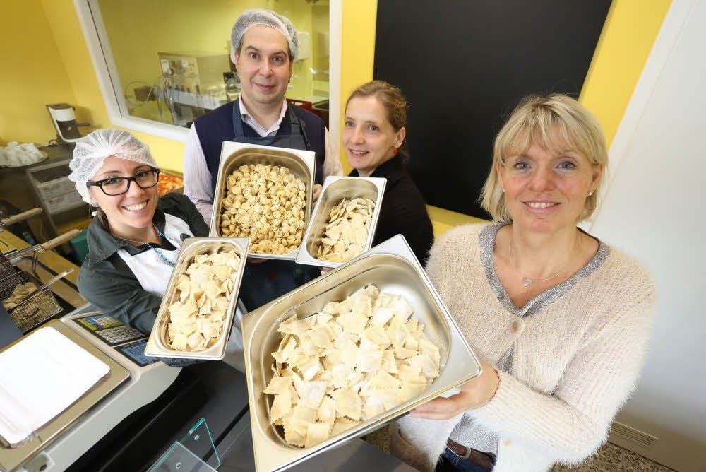 Maria Tavolario (von links), Giorgio Gabriele Locci, Barbara Limpert, und Effi Kritzler präsentieren die hergestellten Pastaprodukte in der gläsernen Manufaktur.