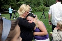 Anwohner stehen in Leipzig vor einer Polzeiabsperrung. Die seit Montag (18.08.08) vermisste achtjaehrige Michelle aus Leipzig ist moeglicherweise tot. (Foto: dpa)
