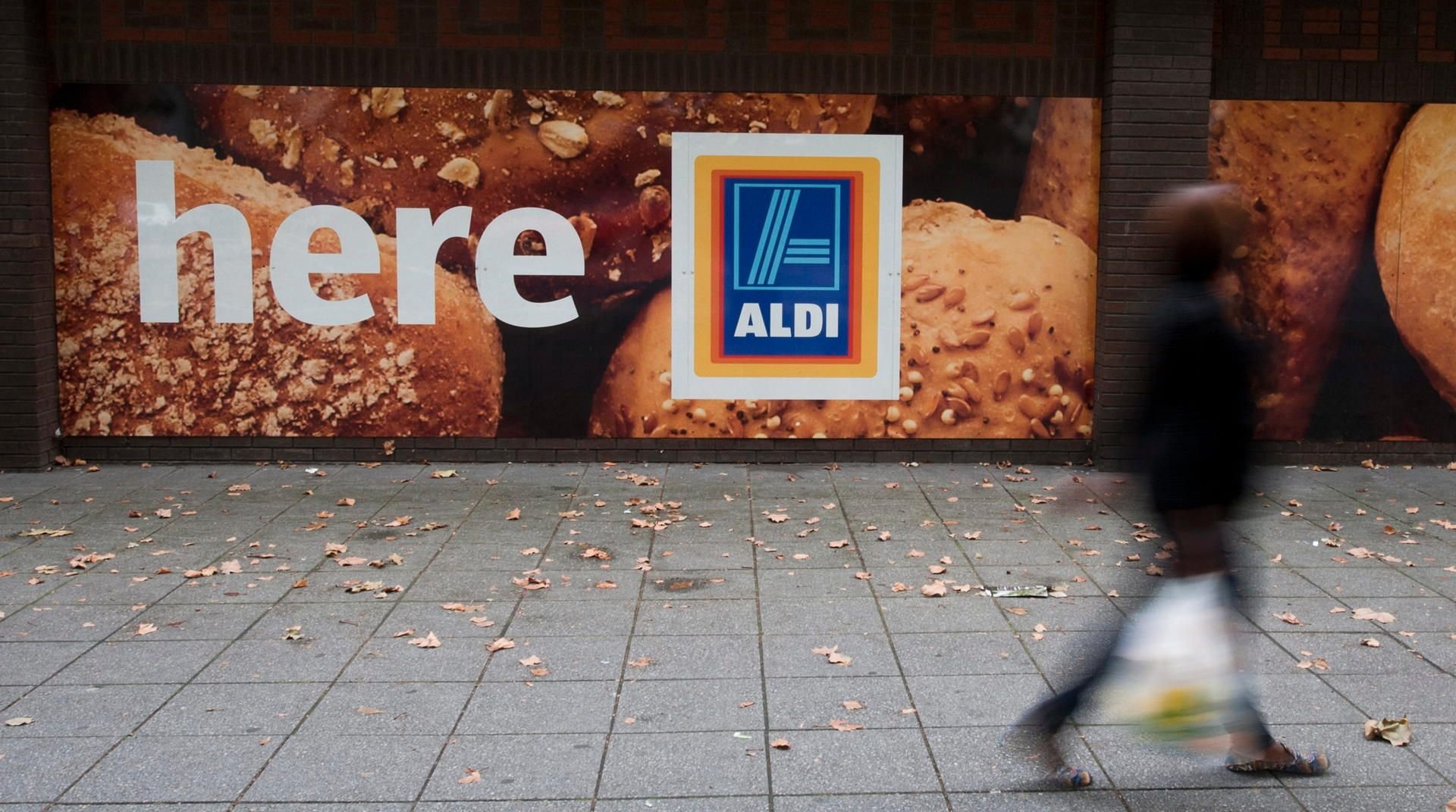Eine Frau passiert einen Aldi-Supermarkt in London.