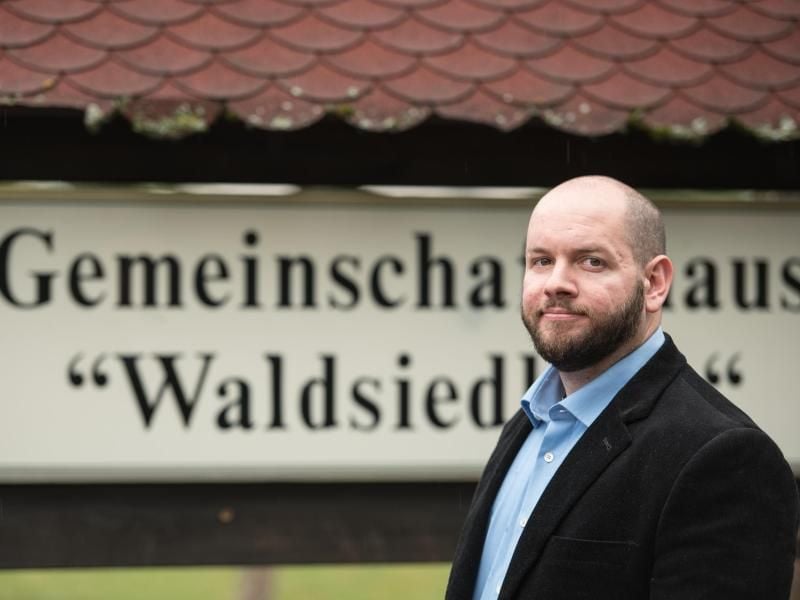 Stefan Jagsch (NPD) steht vor einem Gemeinschaftshaus. Foto: Andreas Arnold/dpa/Archiv